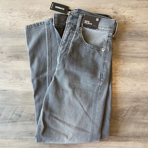 EXPRESS High Rise Mom Jeans - Picture 2 of 6